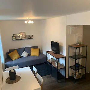 https://la-maison-aux-volets-bleus.hotels-rhonealpes.com