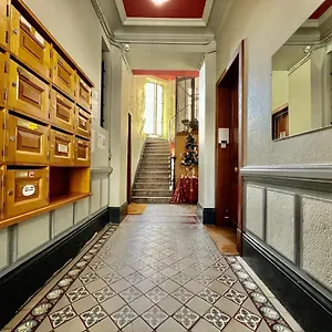 https://la-loge-parisienne-300m-gare-bastille-tlphrique.hotels-rhonealpes.com