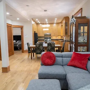 https://chic-2br-in-little-italy-2mins-to-metro.hotels-in-montreal.org